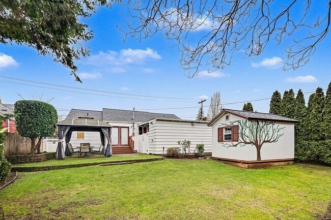 Building Photo - 2658 35th Ave W