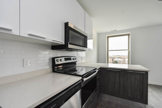 Building Photo - 940 W Winona St