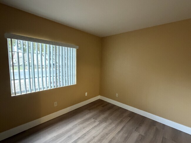 Building Photo - 556 Moray Way