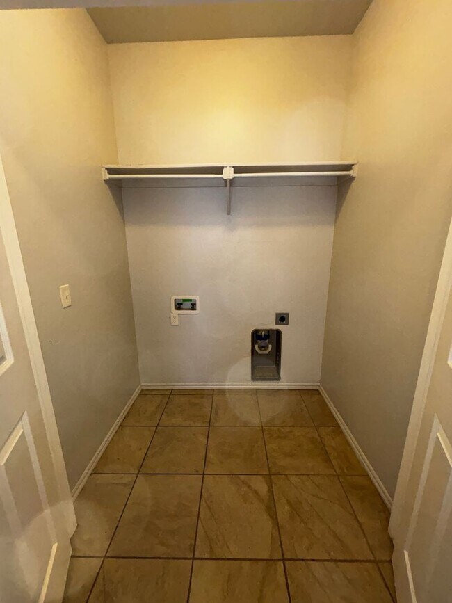 Building Photo - 3BR 2BA duplex with 2 car garage in Yukon!!