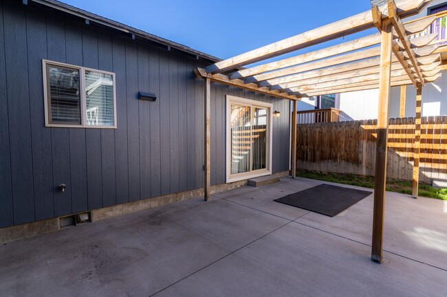 Building Photo - Single level renovated home close to the O...