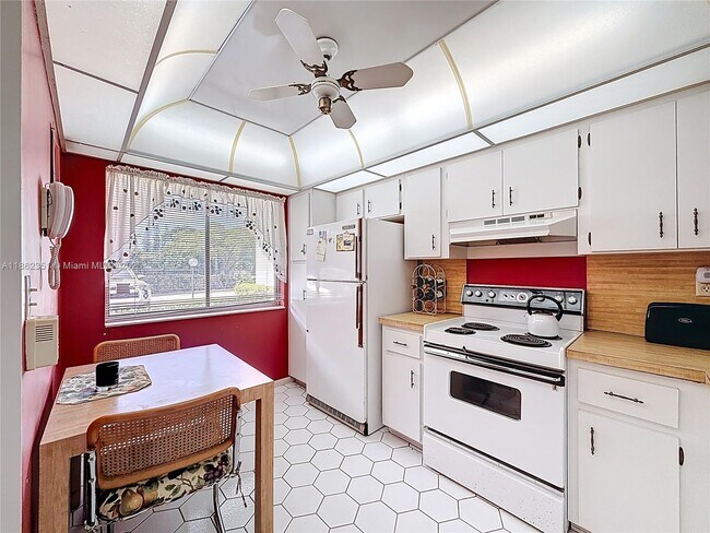 Building Photo - 3501 Inverrary Dr