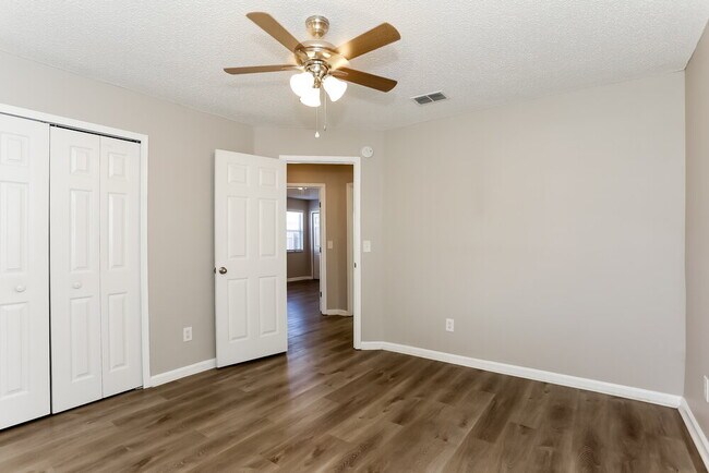 Building Photo - 10921 Mindanao Dr S