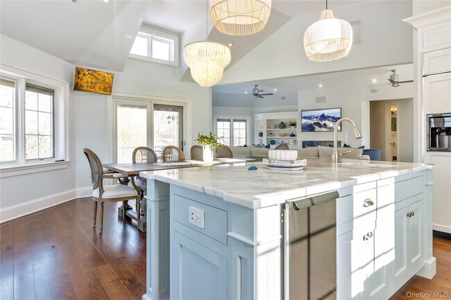 Building Photo - 695 Sound Dr