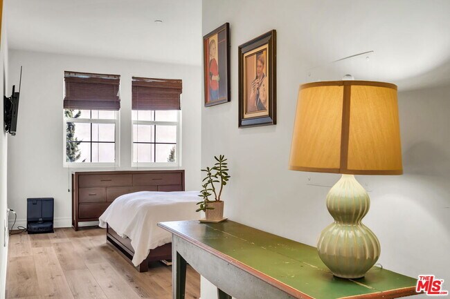 Building Photo - 15206 Burbank Blvd