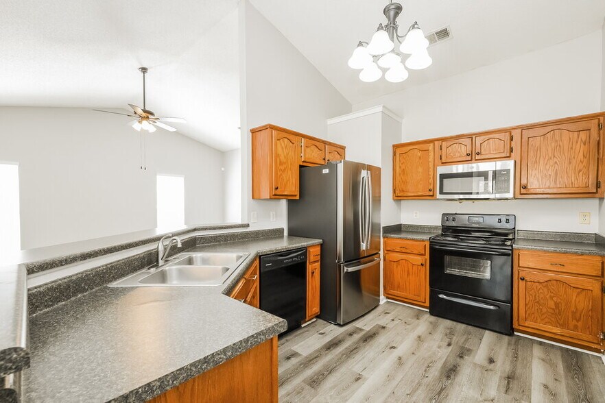 Building Photo - 7832 Sarah Ann Dr S