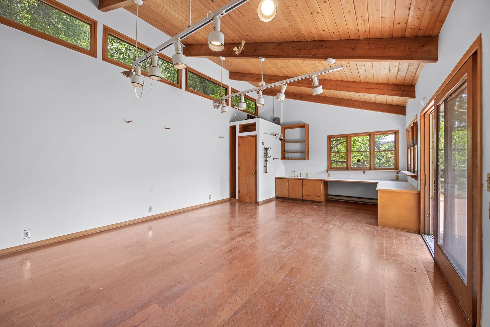 Building Photo - Classic Mid-Century home moments from Fryman Canyon