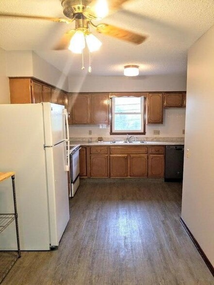 Building Photo - 1601 Lion Rd