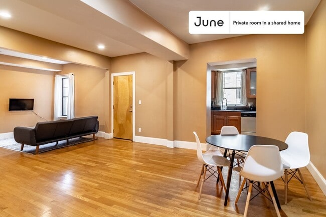 Building Photo - Private bedroom in 4 bed/2 bath Home