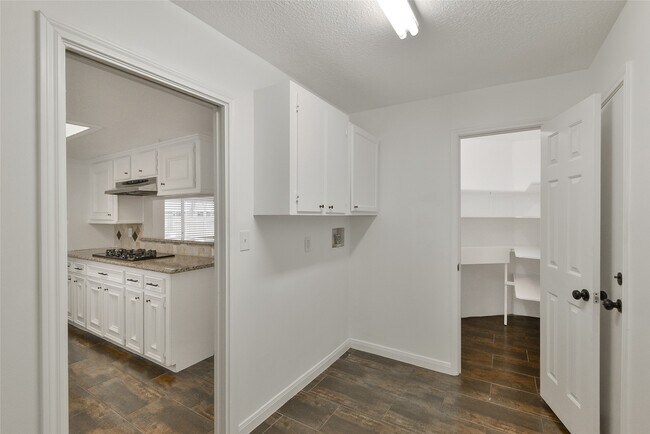 Building Photo - 2075 Little Cedar Dr