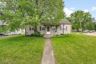 Building Photo - 402 E Chippewa Ave