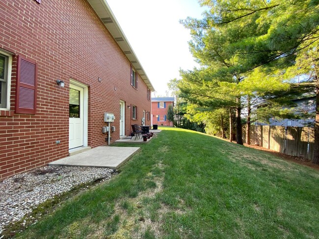 Building Photo - Spectacular 2 BR / 1.5 BR Townhouse in Lat...