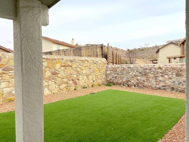 Building Photo - 1470 Senda Del Sol Ln