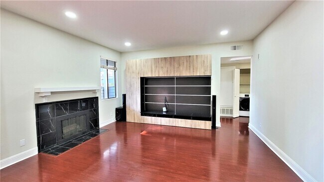 Building Photo - 37168 Meadowbrook Common, Unit 105