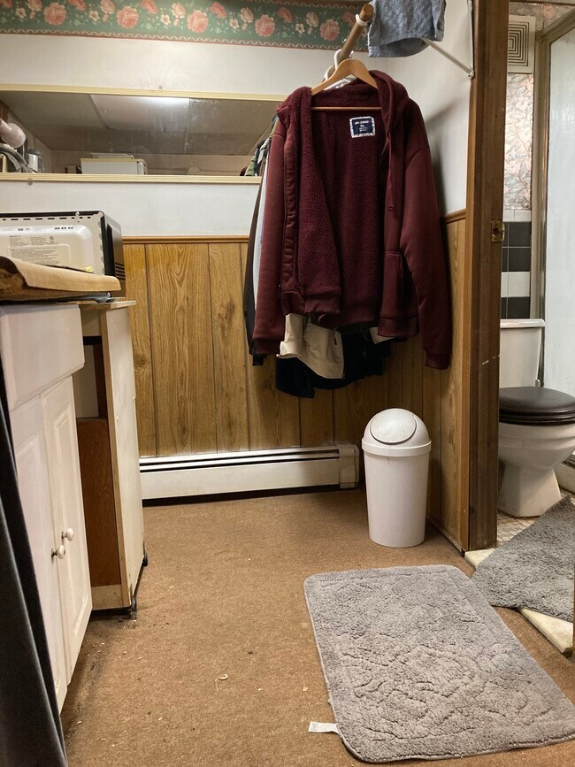 Kitchenette/lavatory/radiator - 764 Lenore Ln