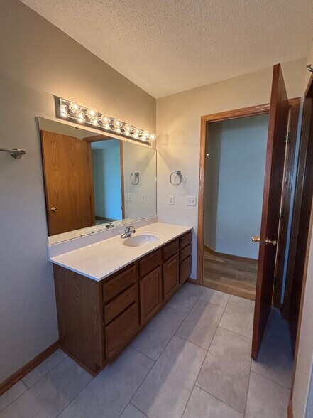Main bathroom - 309 Evergreen Dr