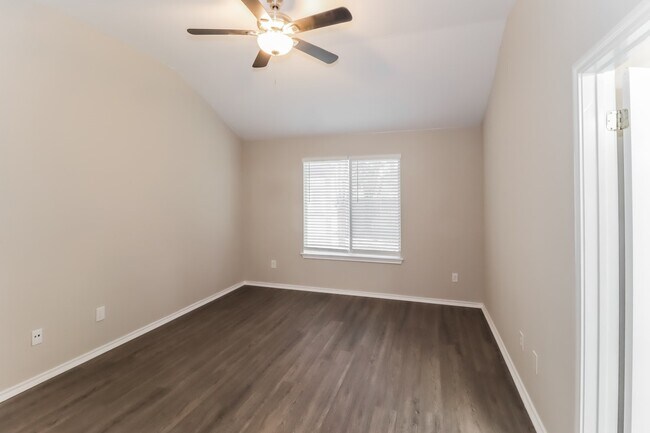 Building Photo - 2604 Hill Street Cove