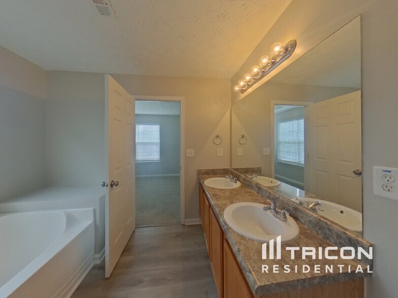 Building Photo - 30 Belmont Park Dr