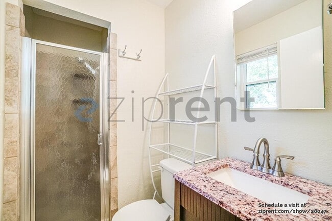 Building Photo - 1201 Ravenwood Dr