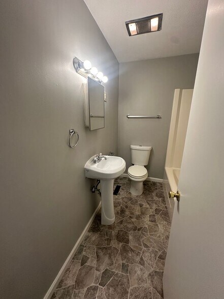 Building Photo - 1572 Elizabeth St