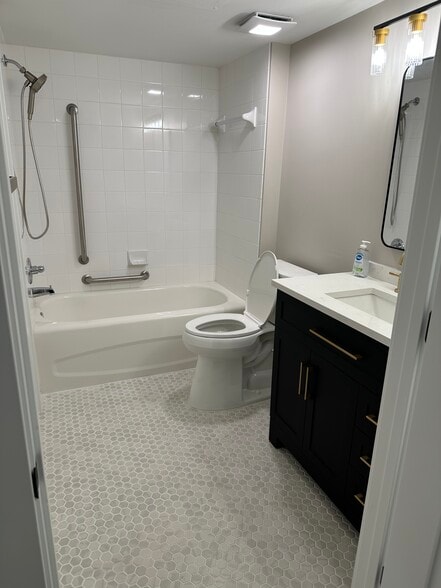 Bath - 1865 Florida Club Dr