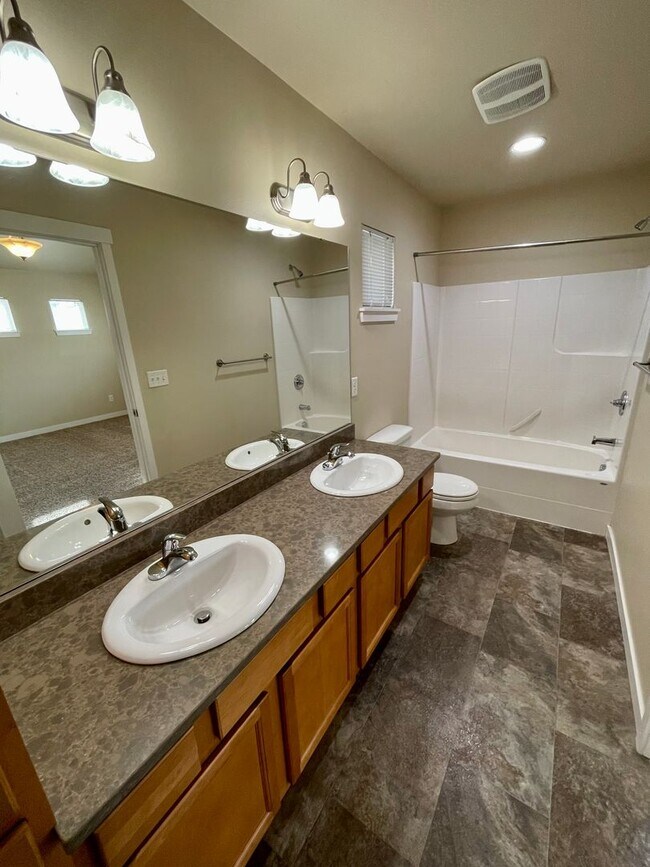 Building Photo - 3 Bedroom 2.5 Bathroom Townhome in Cordata...