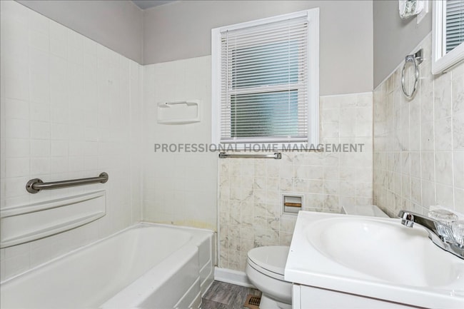 Building Photo - Charming 3 bedroom 1 bath home with 2 gara...