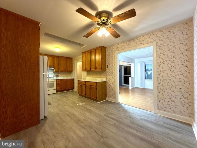 Building Photo - 905 W Poplar Rd