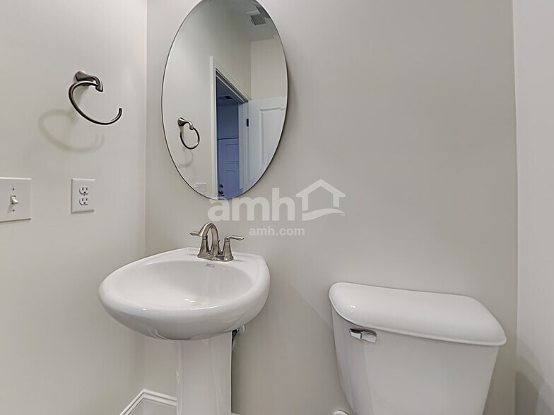 Building Photo - 606 W Lionel Rd