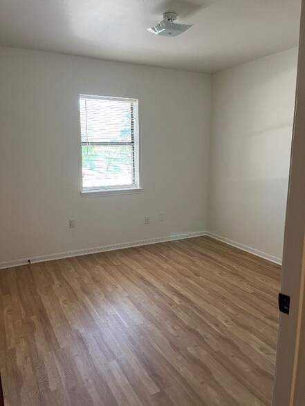 Building Photo - 1415 Oakridge Dr