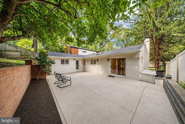 Building Photo - 2933 Arizona Ave NW
