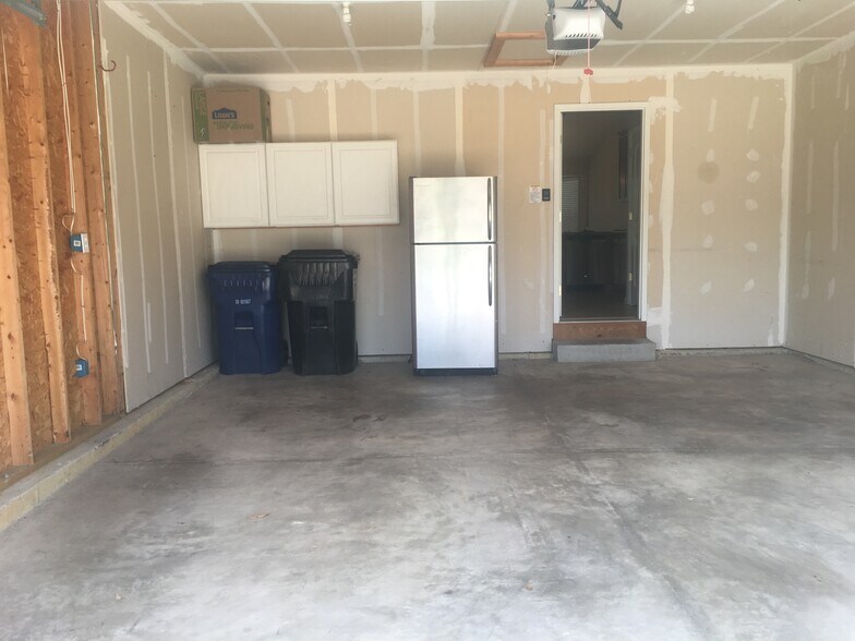 two car garage - 615 Grayhawk Cir