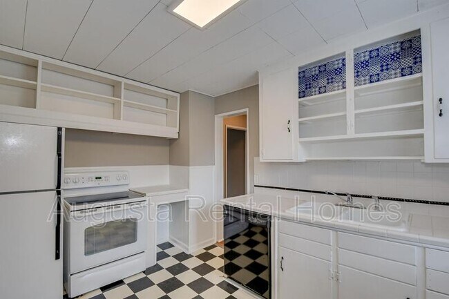 Building Photo - 1019 1/2 Bedford Drive