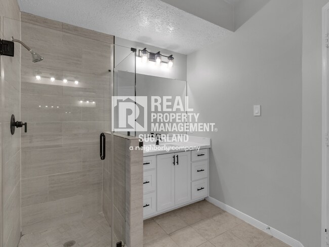 Building Photo - Executive Living in the Heart of Sugar Land