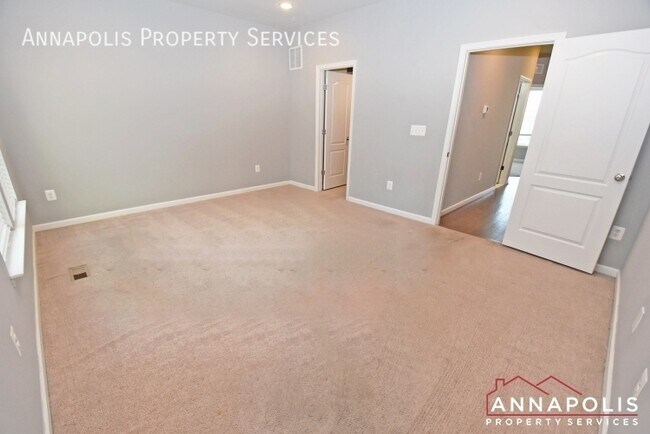 Building Photo - 8289 Meadowood Dr