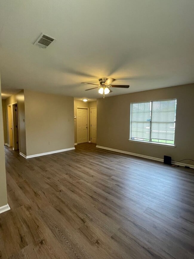 Building Photo - 2555 Winchester Dr