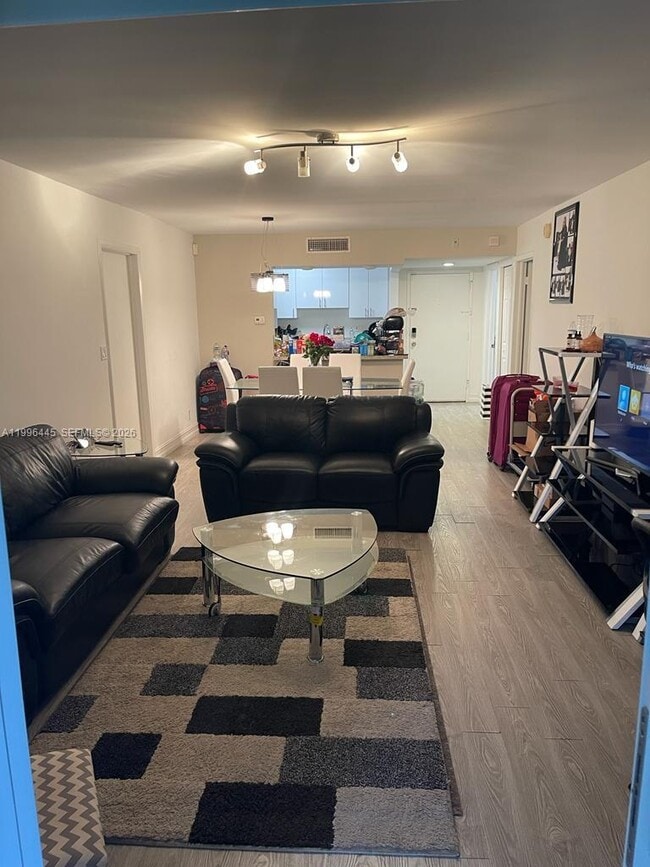 Building Photo - 100 Lakeview Dr