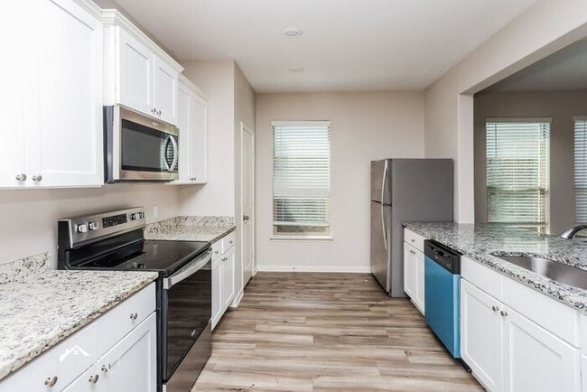 Building Photo - 1923 Hialeah Dr