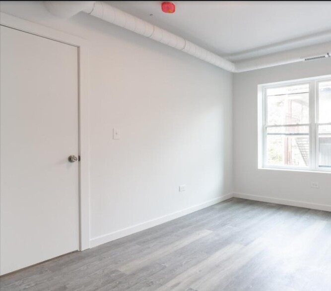 Building Photo - 1704 W Glenlake Ave