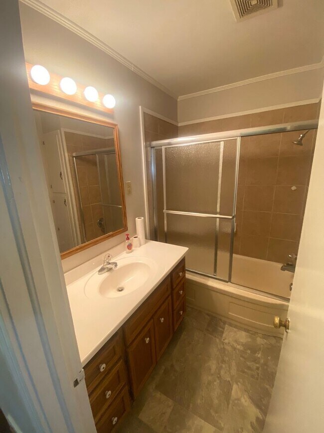 Building Photo - Nice 2 bedroom 1 bathroom home very close to I-85 and HWY 73