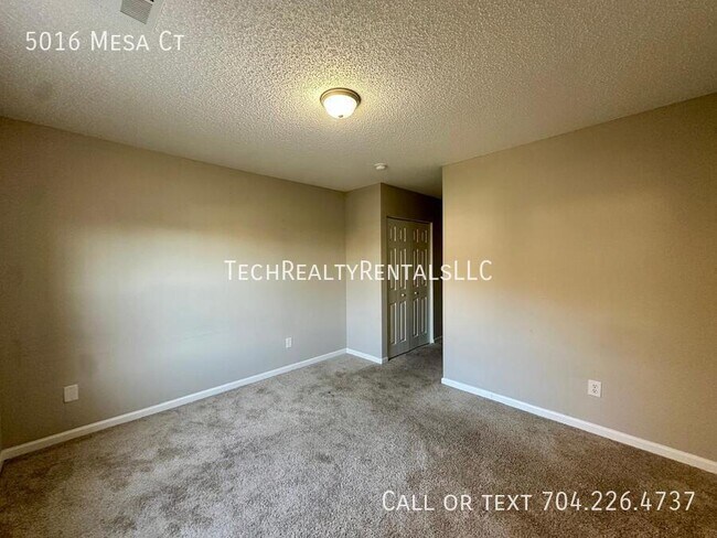 Building Photo - 5016 Mesa Ct