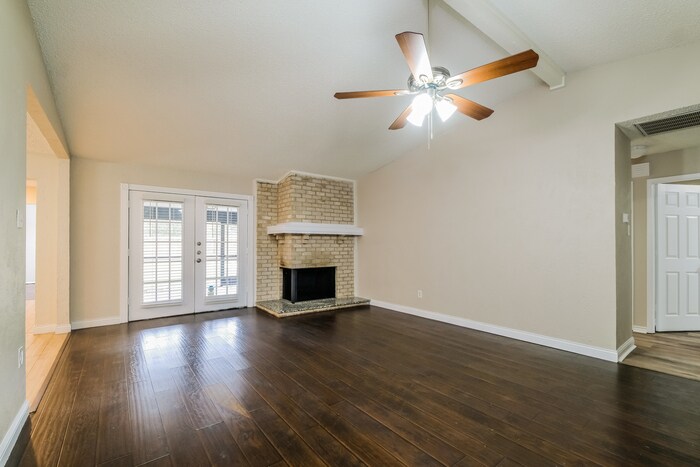 Building Photo - 305 Pebblebrook St