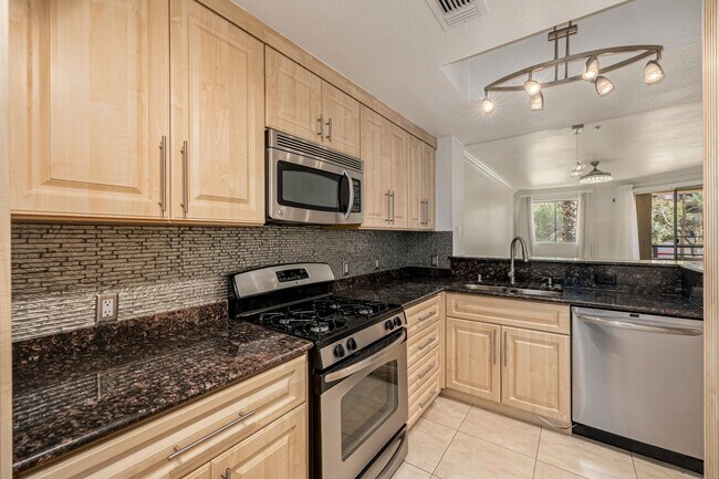 Building Photo - Meridian Guard Gated 2 Bedroom Condo over looking pool!