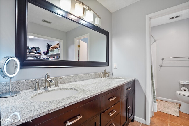 Building Photo - 6717 Lenczyk Dr