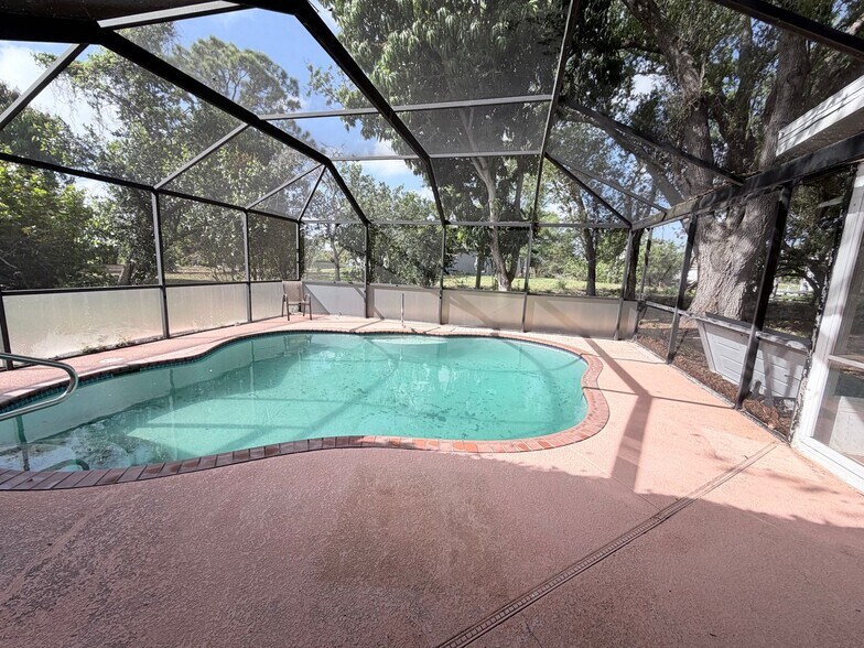 Building Photo - SECTION 8!!! 3/2 pool home with 2 BONUS ROOMS AVAILABLE 09/01/2026