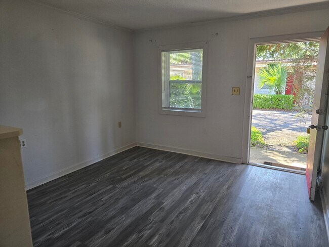 Building Photo - 551 E Miracle Strip Pkwy