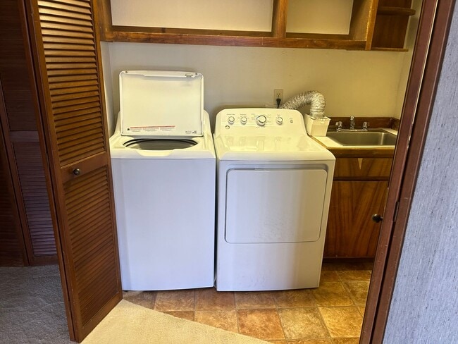 Building Photo - Waialae Iki, large family home 4 bedroom, 4 baths, 2 car garage