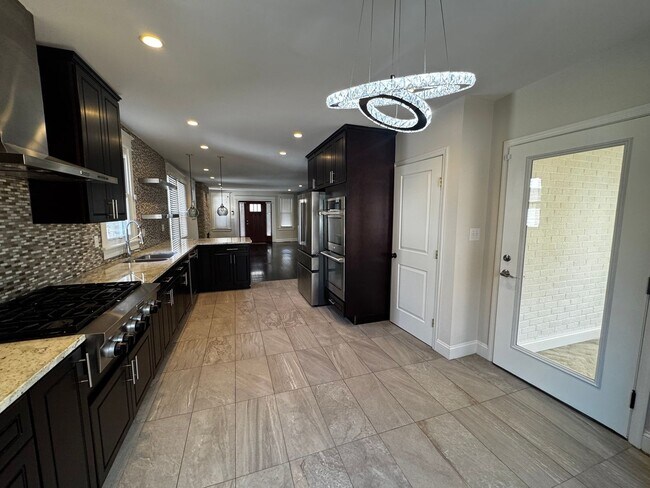 Building Photo - NEWLY RENOVATED EXPANSIVE 5BD 4BA BRIGHTWOOD HOME