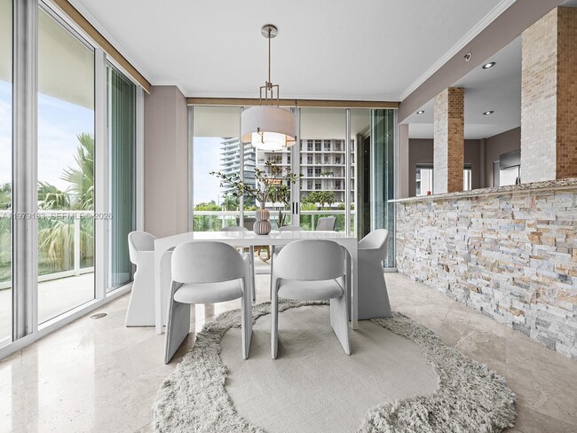 Building Photo - 2645 S Bayshore Dr