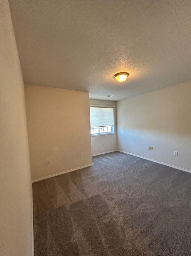Building Photo - AVAILABLE NOW – 5-Bedroom Walnut Heights H...